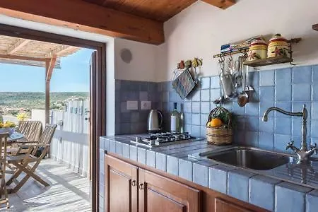 בית נופש The Tower House With A Gorgeous Terrace בוסה